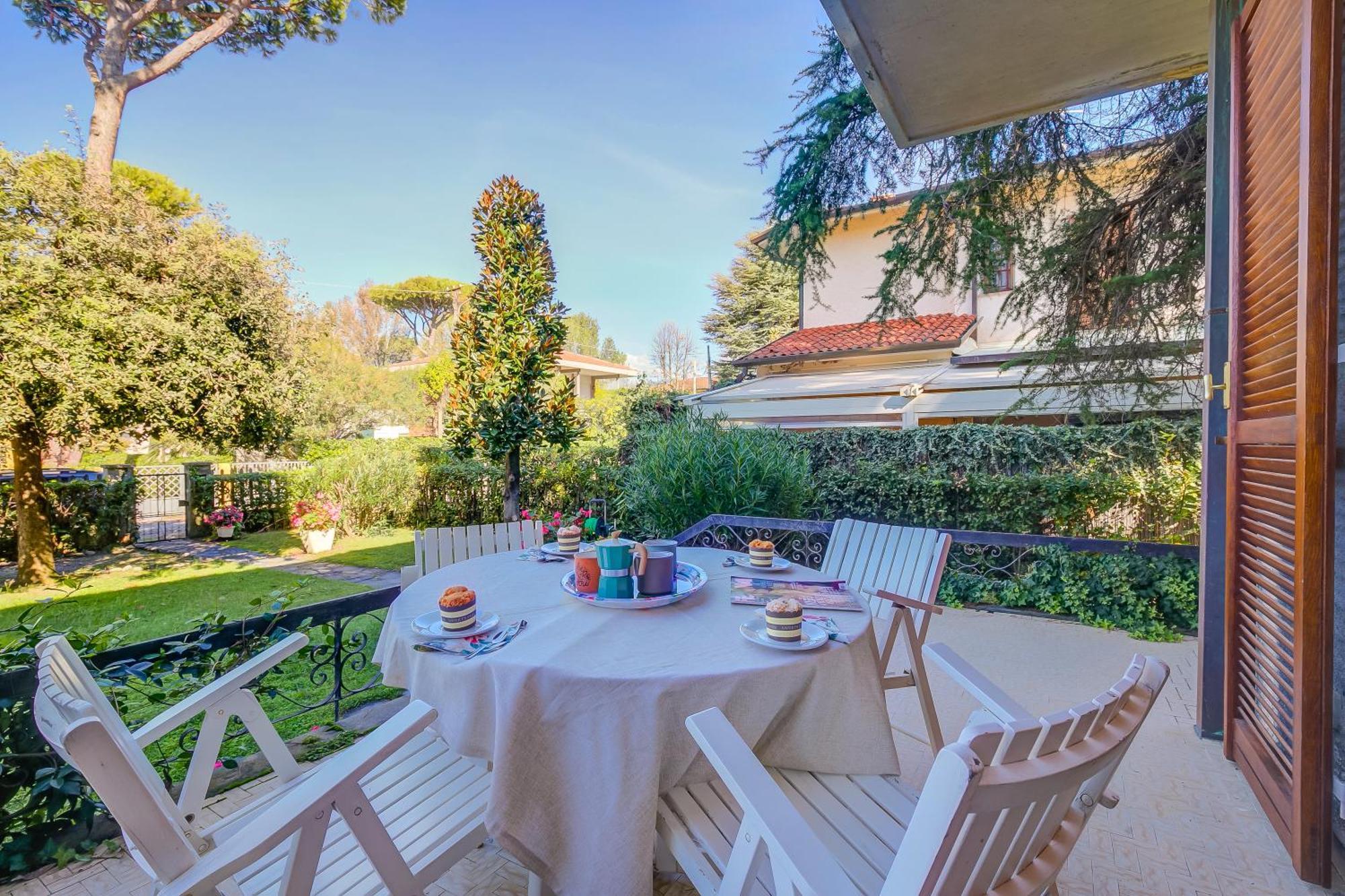 Casa Maddalena Al Mare 600M From Sea - Happy Rentals Марина-ди-Пьетрасанта Экстерьер фото