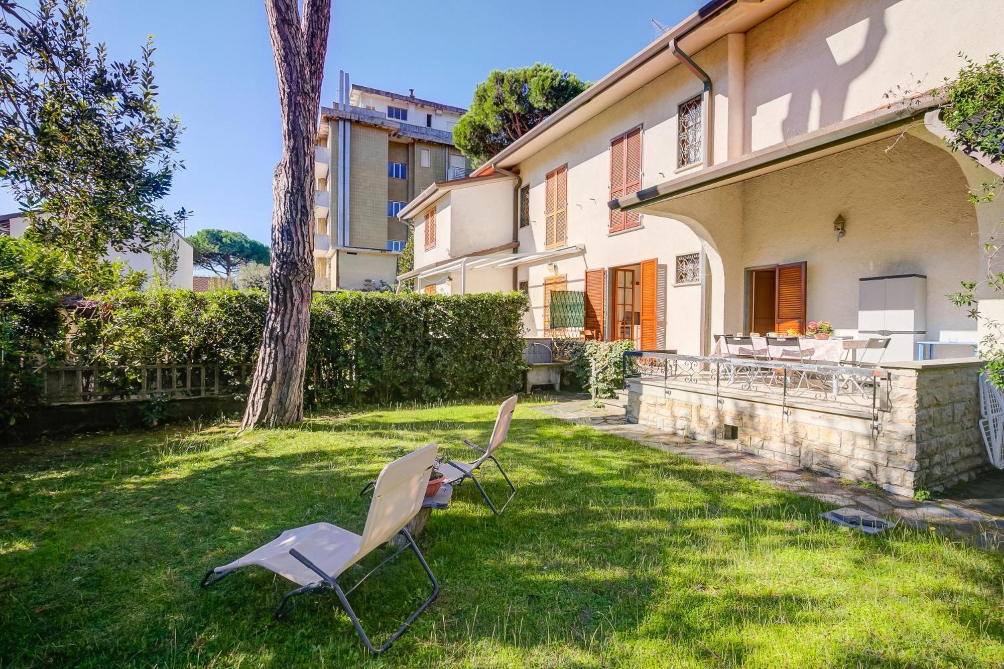 Casa Maddalena Al Mare 600M From Sea - Happy Rentals Марина-ди-Пьетрасанта Экстерьер фото
