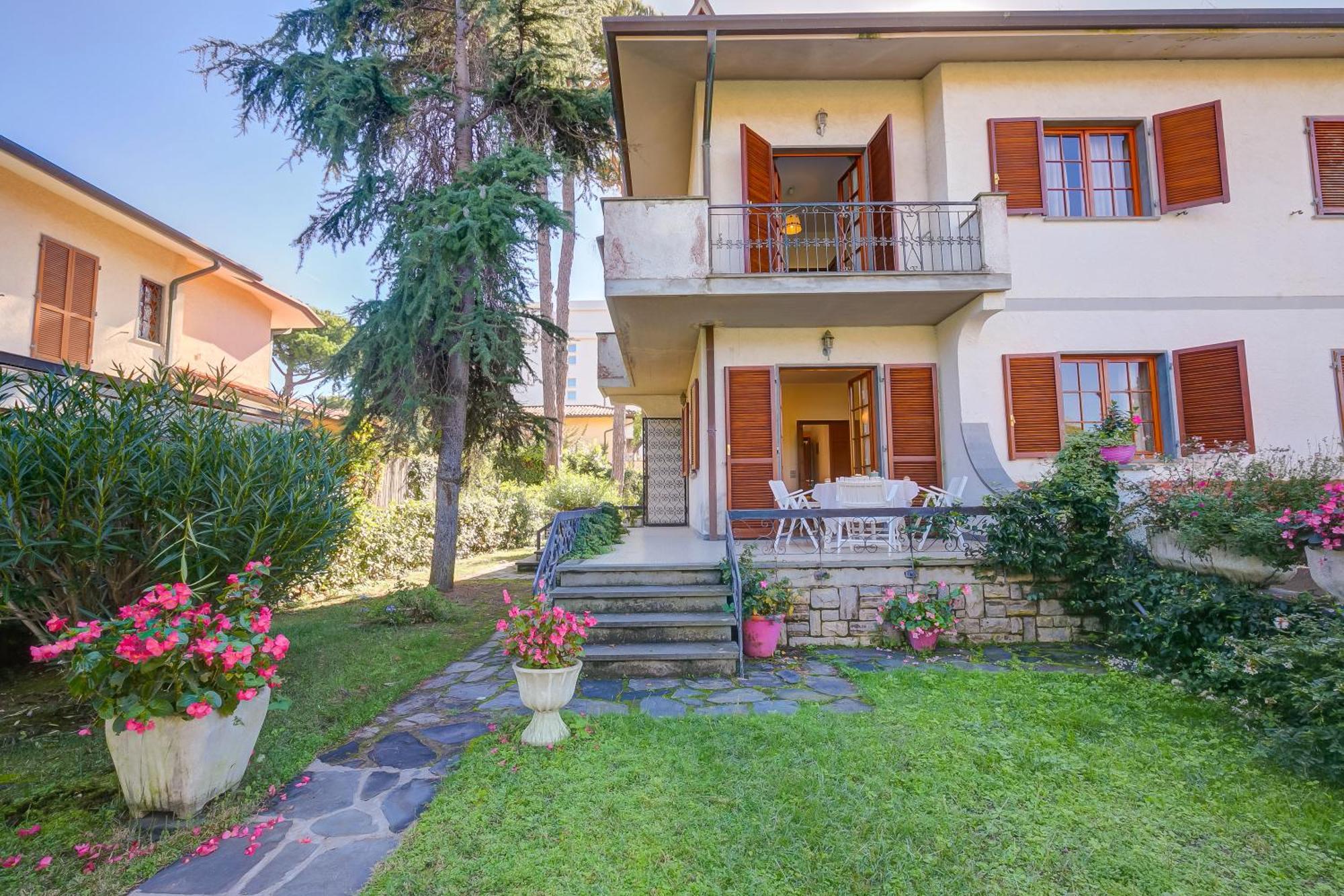 Casa Maddalena Al Mare 600M From Sea - Happy Rentals Марина-ди-Пьетрасанта Экстерьер фото